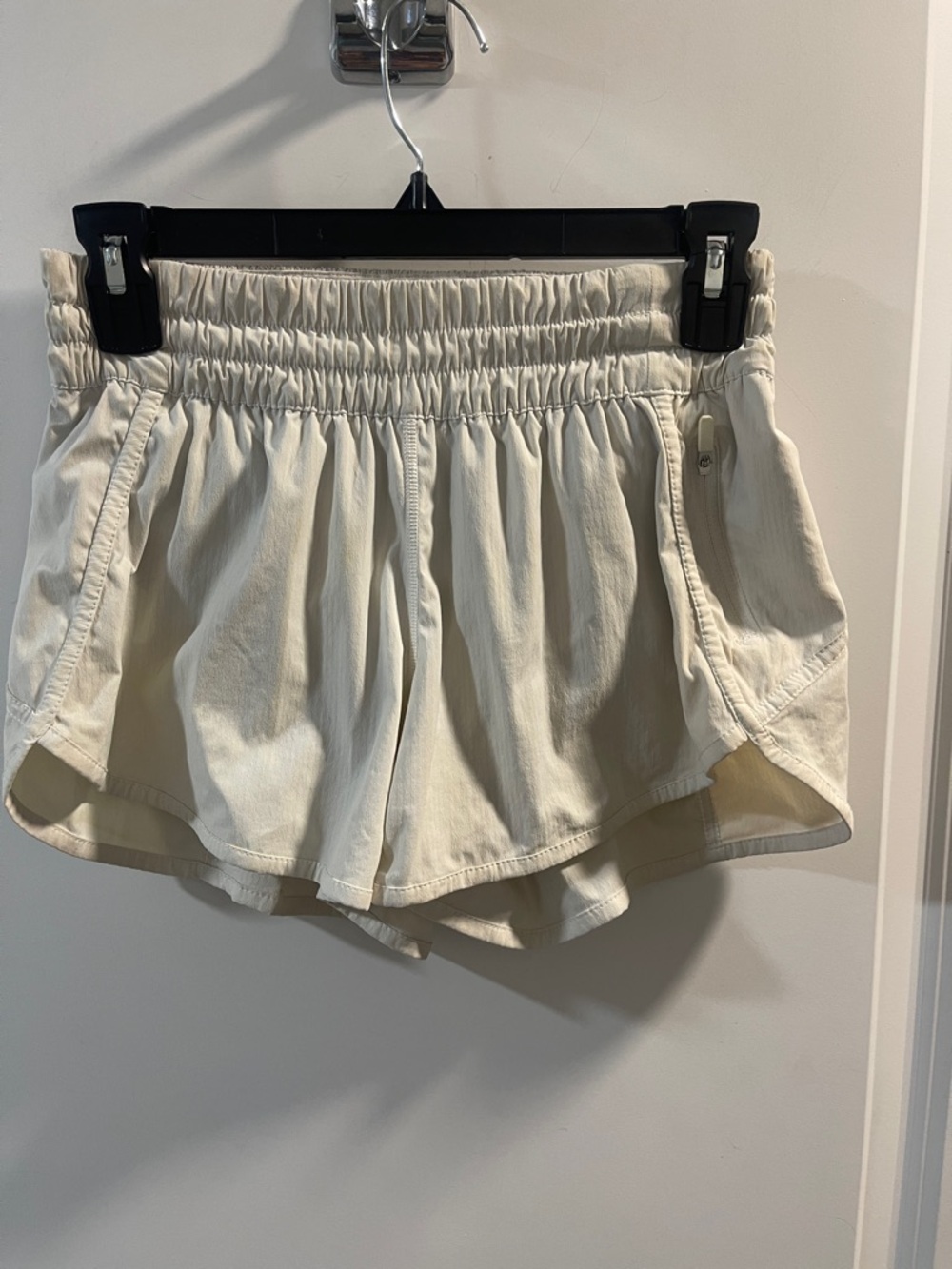 Lululemon Flawed Women's Elastic-Waist Cream Running Shorts